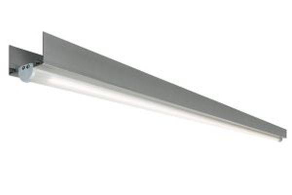 Hosszú, téglalap alakú LED-mennyezeti lámpa ezüst burkolattal, irodák vagy folyosók részére alkalmas.