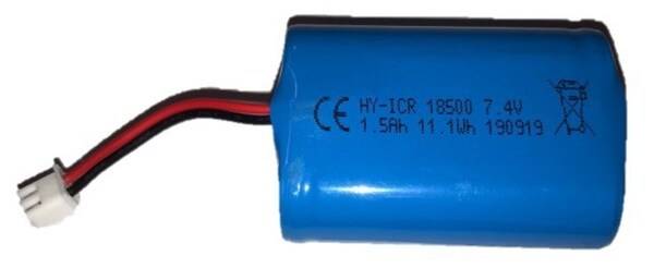 Egy kék lítium-ion akkumulátor 'HY-ICR 18650 7.4V 1500mAh' felirattal. Az akkumulátorhoz csatlakoztatott kábel és dugasz tartozik.