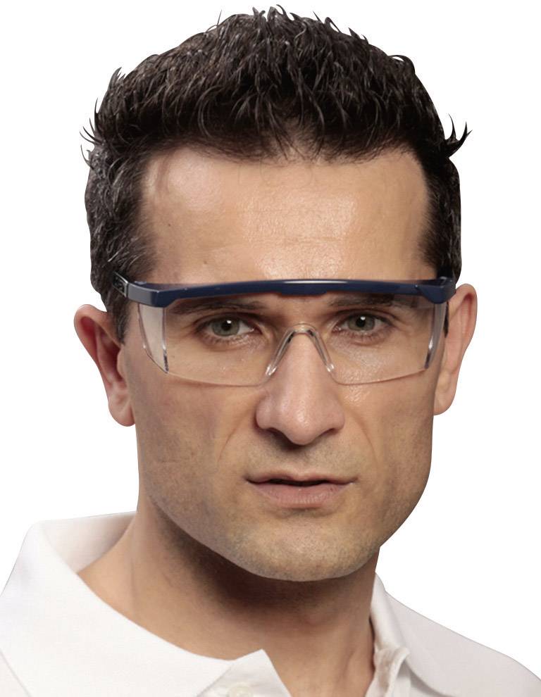 Rövid, sötét hajú férfi fehér inget és védőszemüveget visel.