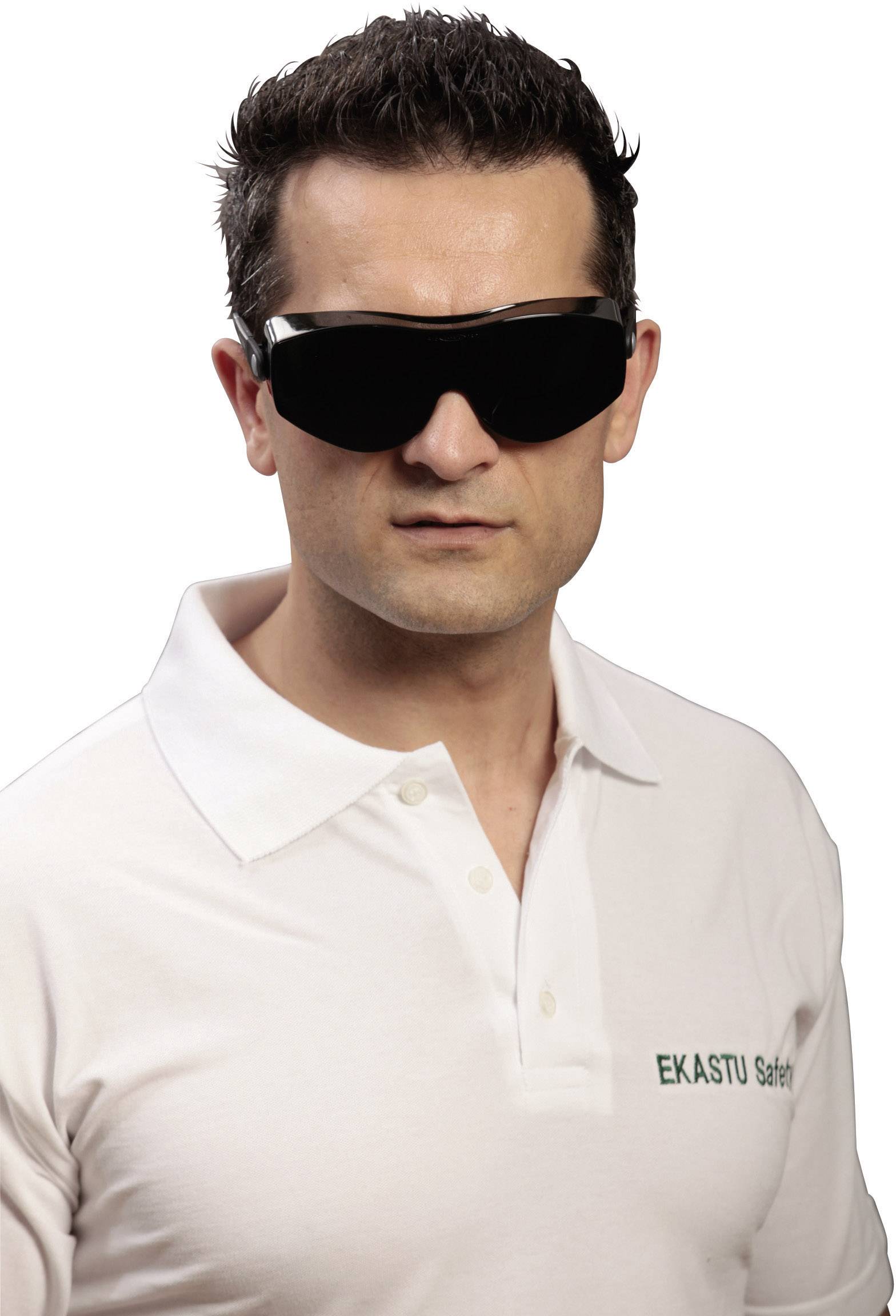 Egy férfi fekete védőszemüveget és fehér pólóinget visel, amelynek felirata 'EKASTU Safety'.