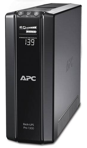 Egy fekete APC Back-UPS Pro 1500 típusú szünetmentes tápegység 139 perc hátralévő akkumulátor-üzemidőt jelez.