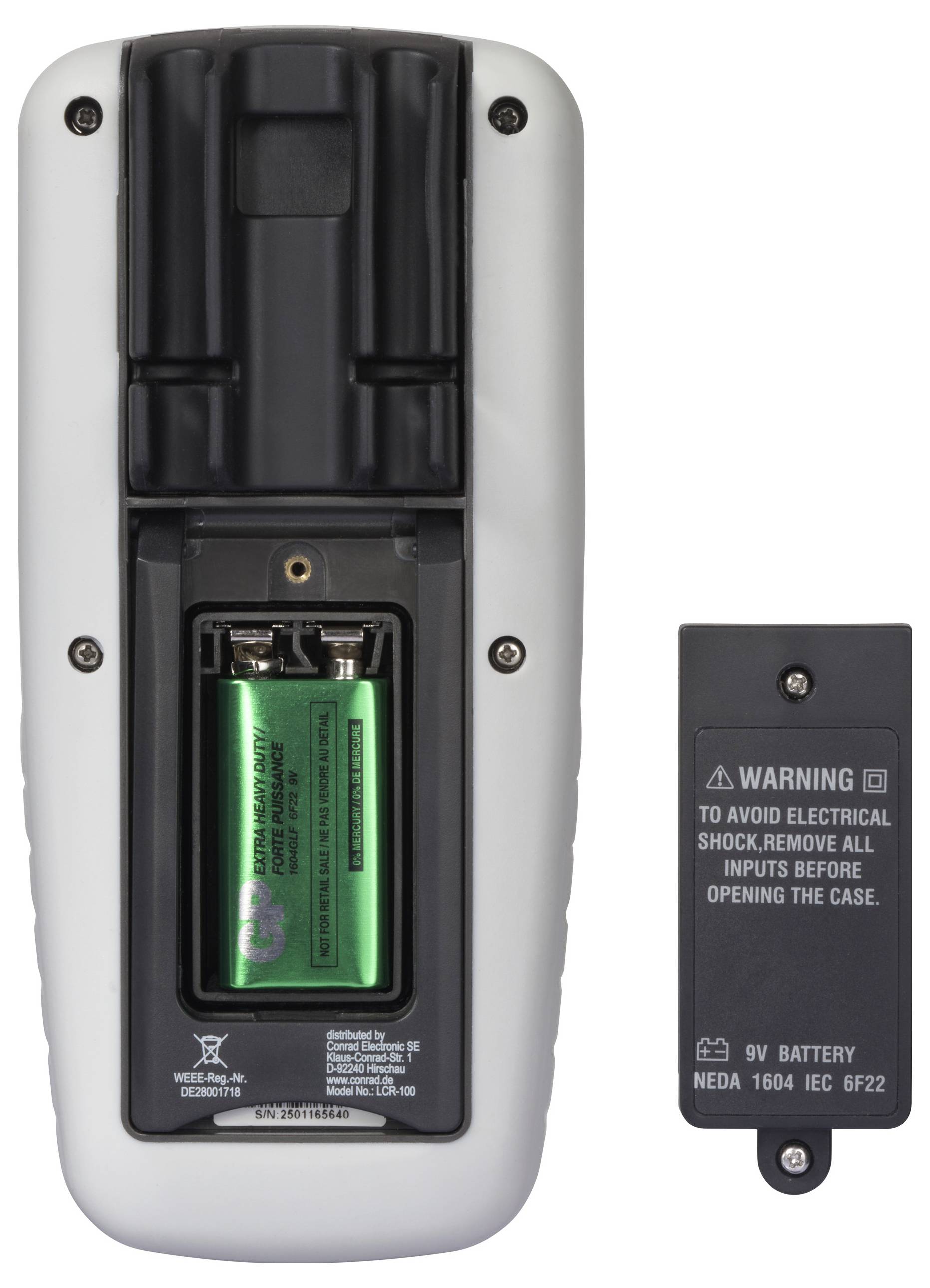 Un dispositivo con il retro aperto che mostra una batteria da 9V inserita. Accanto è posizionata la copertura con un avvertimento per rimuovere tutti i connettori prima dell'apertura.