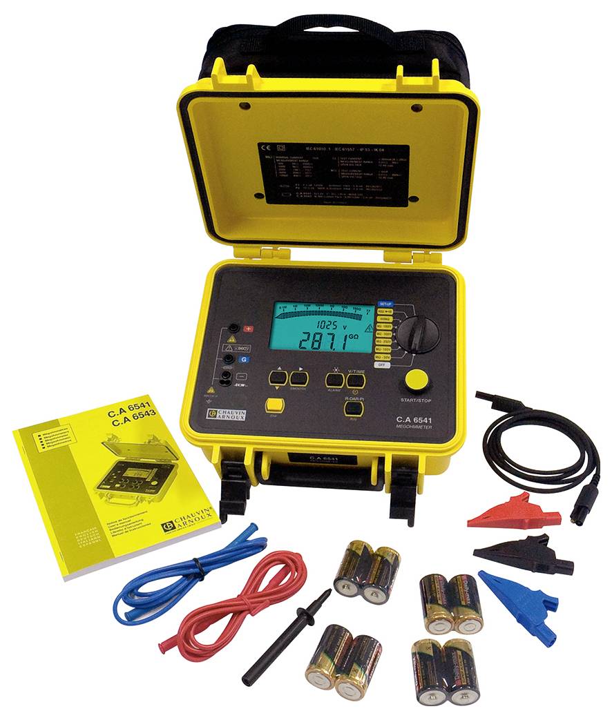 Un dispositivo di misurazione multifunzionale digitale in una valigetta gialla, completo di accessori come cavi, adattatori e batterie, insieme a un manuale d'uso.