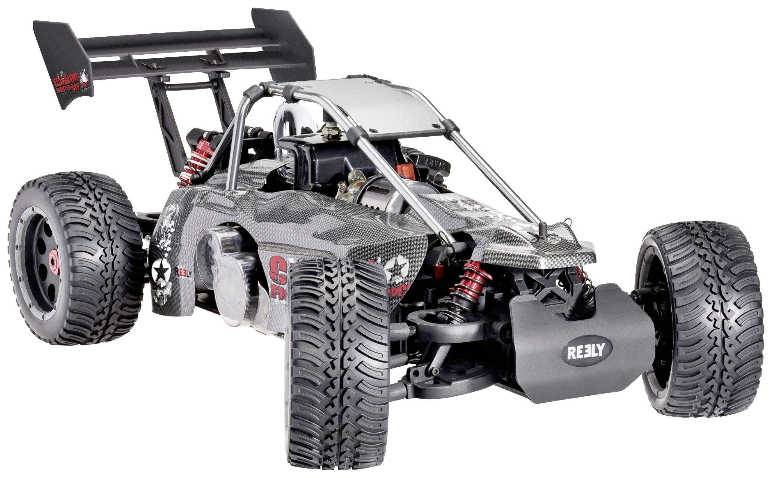 Un'auto radiocomandata con grandi ruote in gomma e uno spoiler posteriore prominente. Ha un design simile alla fibra di carbonio con ammortizzatori visibili.