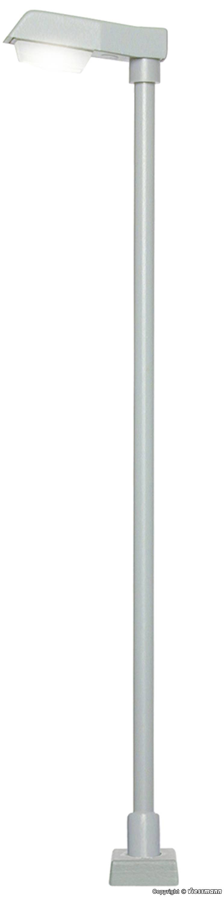 Una lampada da terra grigia dal design moderno con paralume rettangolare, ideale per interni.