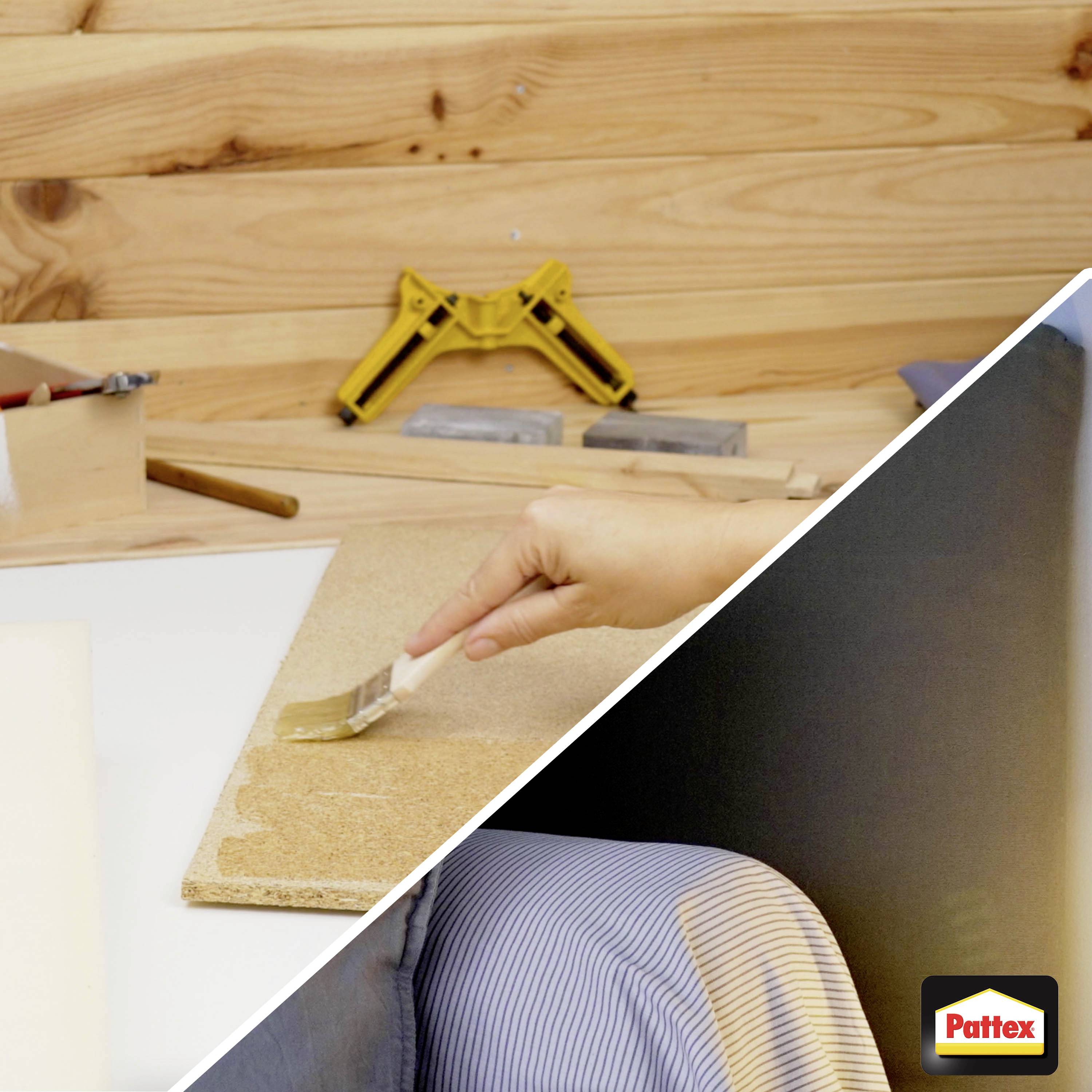 Una persona applica colla per legno con un pennello su una tavola di legno, con una morsa e utensili visibili sullo sfondo. Un logo 'Pattex' è nell'angolo.