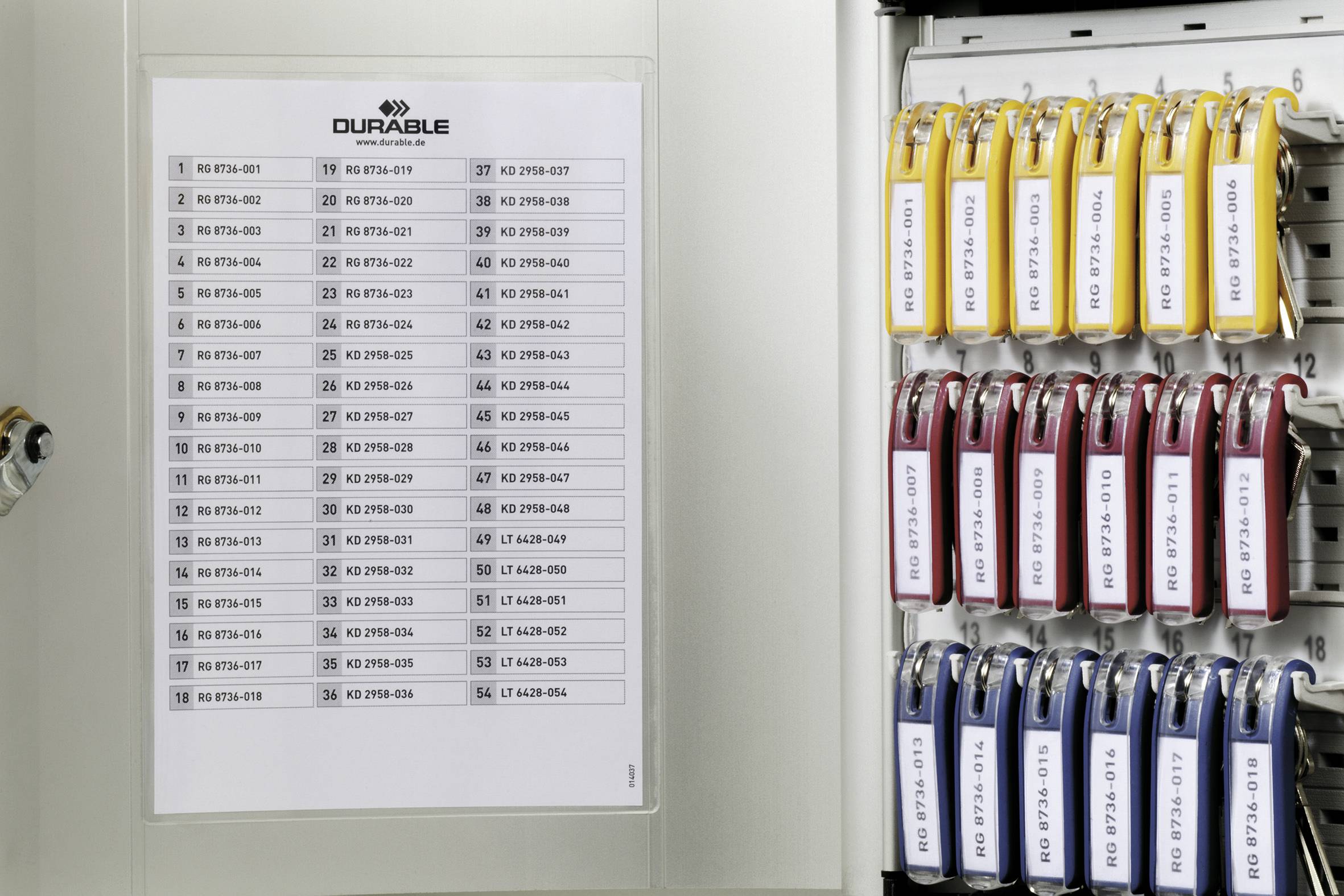 Armadio per chiavi con portachiavi etichettati disposti in file. Lista con numeri e nomi in codice fissata all'interno della porta.