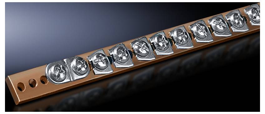 Barra metallica con graffette metalliche disposte in serie su sfondo scuro. Le graffette sono disposte simmetricamente.