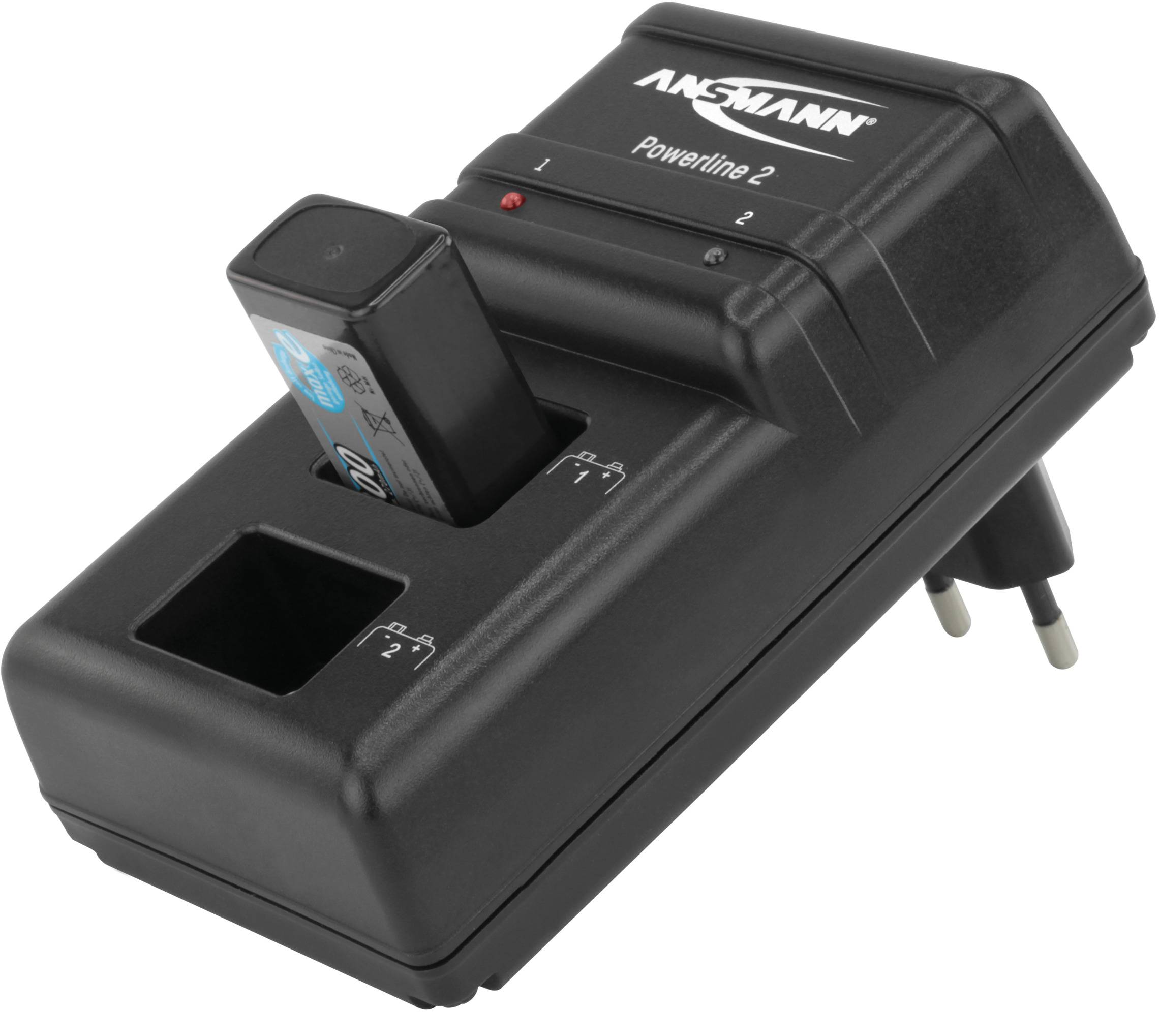 Caricabatterie con batteria inserita. Due slot e indicatori LED per lo stato di carica. Modello Ansmann Powerline 2, con spina europea.