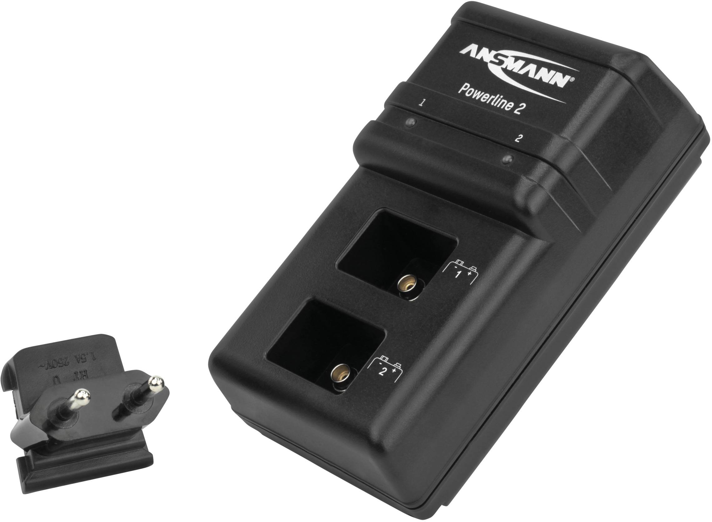 Un caricabatterie nero del marchio Ansmann con due slot per batterie. Accanto è presente un adattatore di spina intercambiabile.