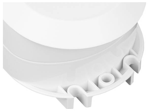 Primo piano di un oggetto circolare bianco in plastica con base scanalata, probabilmente parte di un dispositivo meccanico o domestico.