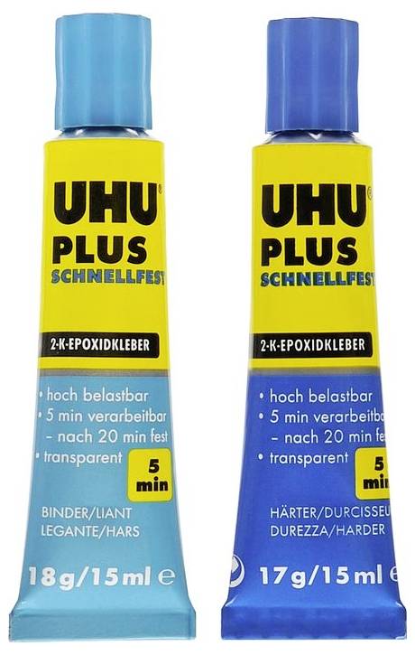Due tubetti di UHU Plus Schnellfest adesivo epossidico bicomponente. A sinistra: resina, 18g/15ml. A destra: indurente, 17g/15ml. Tempo di lavorazione: 5 min.
