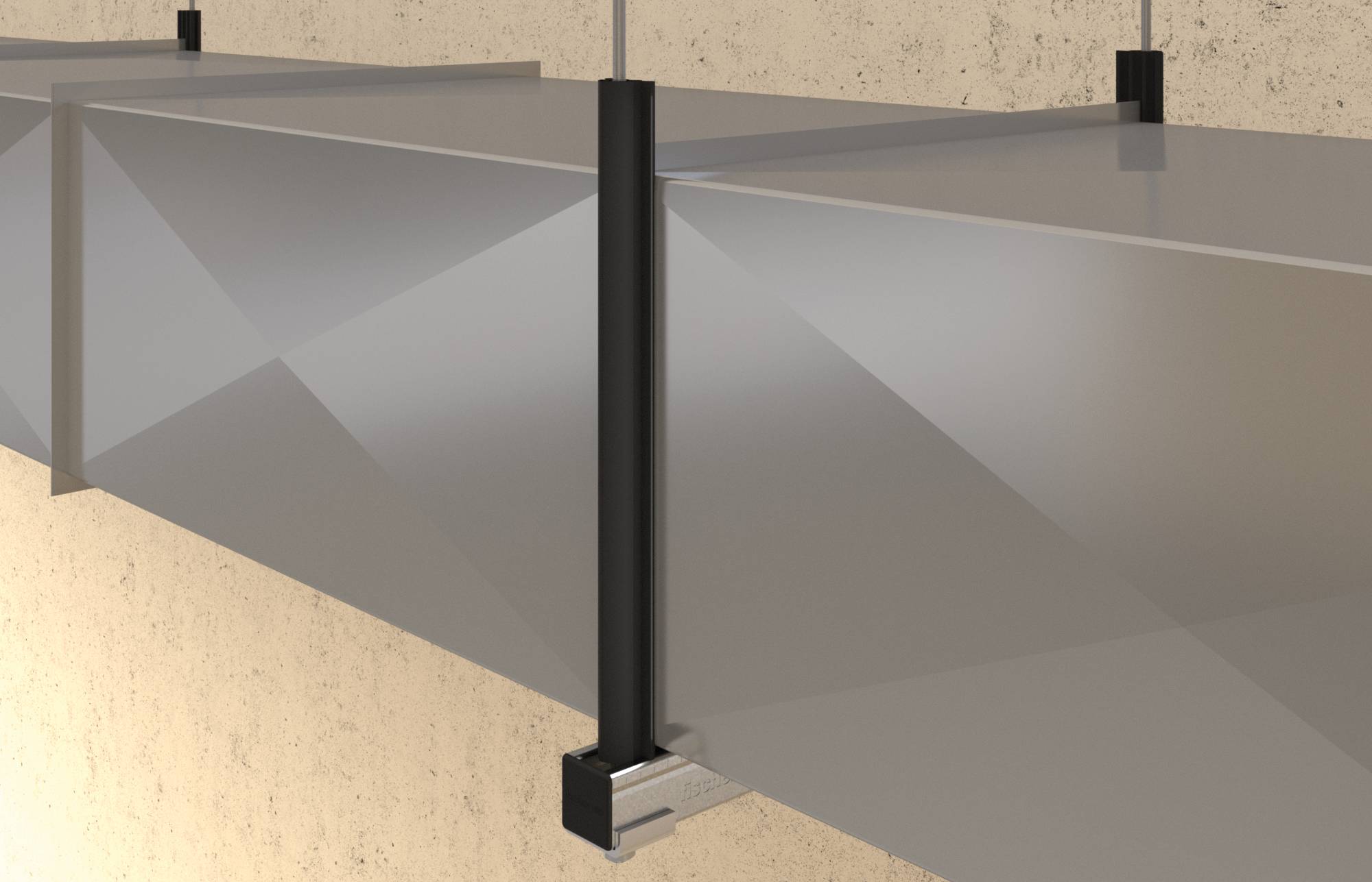 Pannelli di barriera trasparenti montati su pali verticali neri lungo una parete beige, probabilmente un sistema di ringhiera o protezione.