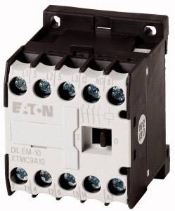 Un contattore elettrico Eaton con più morsetti, idoneo al controllo di motori elettrici e carichi.