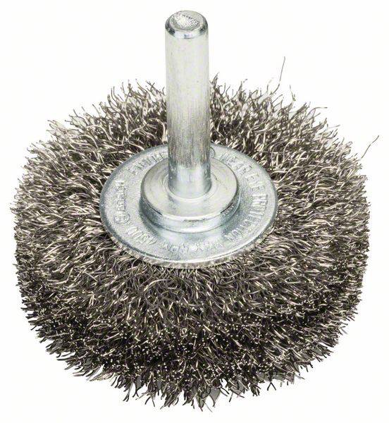 Una spazzola rotonda con setole metalliche e un albero centrale per il fissaggio a uno strumento. Adatta per la lavorazione delle superfici.