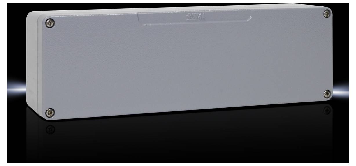 Involucro grigio rettangolare con viti agli angoli, posizionato su uno sfondo nero e riflettente.