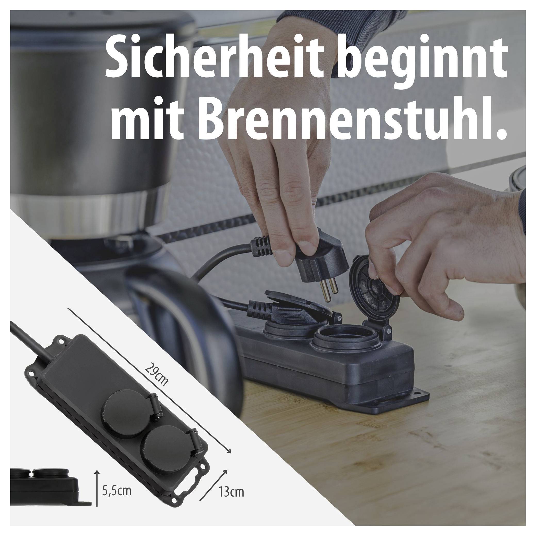 Pubblicità per Brennenstuhl: Le mani inseriscono una spina in una ciabatta elettrica; prodotto visualizzato con dimensioni 29 cm, 13 cm e 5,5 cm.