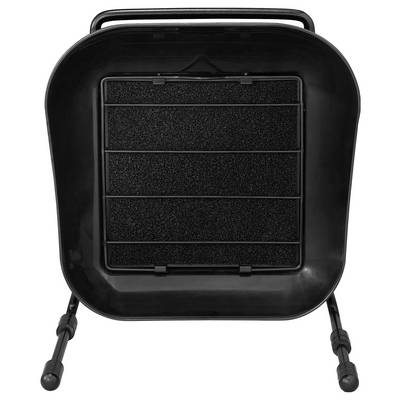 Una griglia rettangolare nera in metallo in primo piano, con un design semplice e due supporti sui lati.