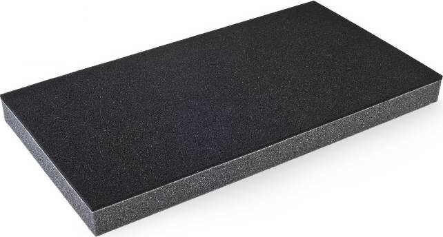 Blocco di schiuma nero, rettangolare, con superficie liscia, utilizzato per attenuare o isolare.