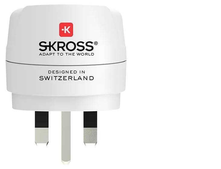 Adattatore da viaggio SKROSS con tre connessioni per prese elettriche, progettato in Svizzera, custodia bianca, scritta 'Adapt to the world'.