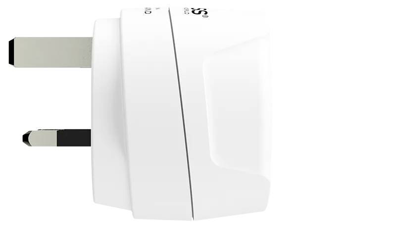 Un adattatore bianco per prese elettriche con tre spinotti, ripreso di lato, su sfondo bianco. Progettato per connessioni elettriche.