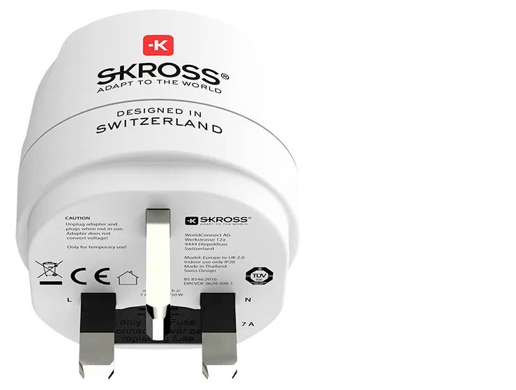Adattatore SKROSS con la scritta 'Designed in Switzerland'. Mostra le porte e gli avvisi di sicurezza.