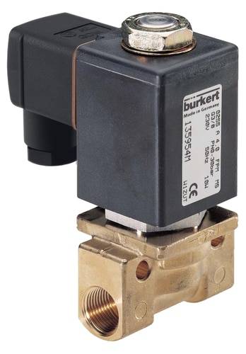 Una valvola elettromagnetica in metallo con custodia in plastica nera, nome del marchio su etichetta. Utilizzata per il controllo dei liquidi.