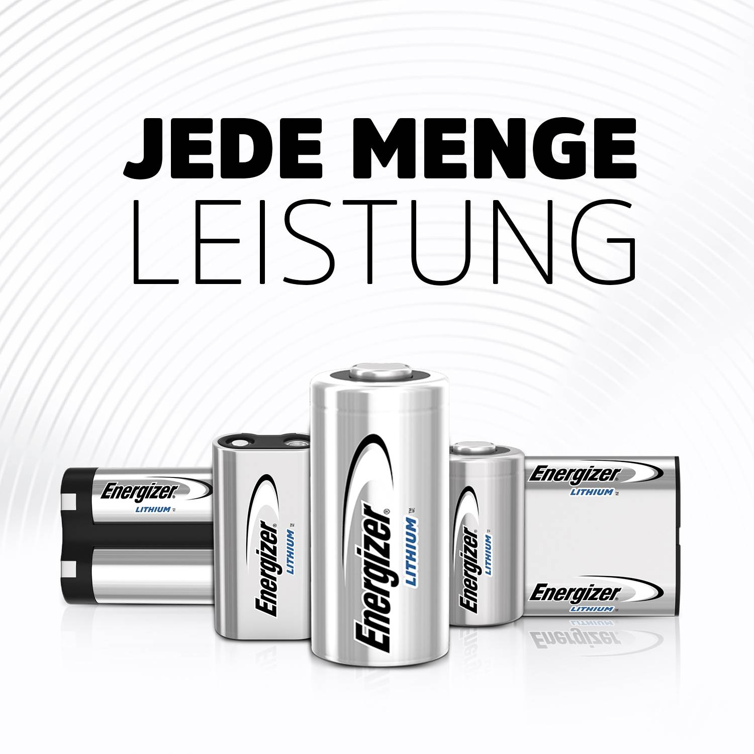 'Tanta energia': Diverse batterie Energizer di varie dimensioni su sfondo bianco.