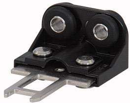 Una spina elettrica nera con due pin di contatto metallici e due slot rotondi, su uno sfondo chiaro.