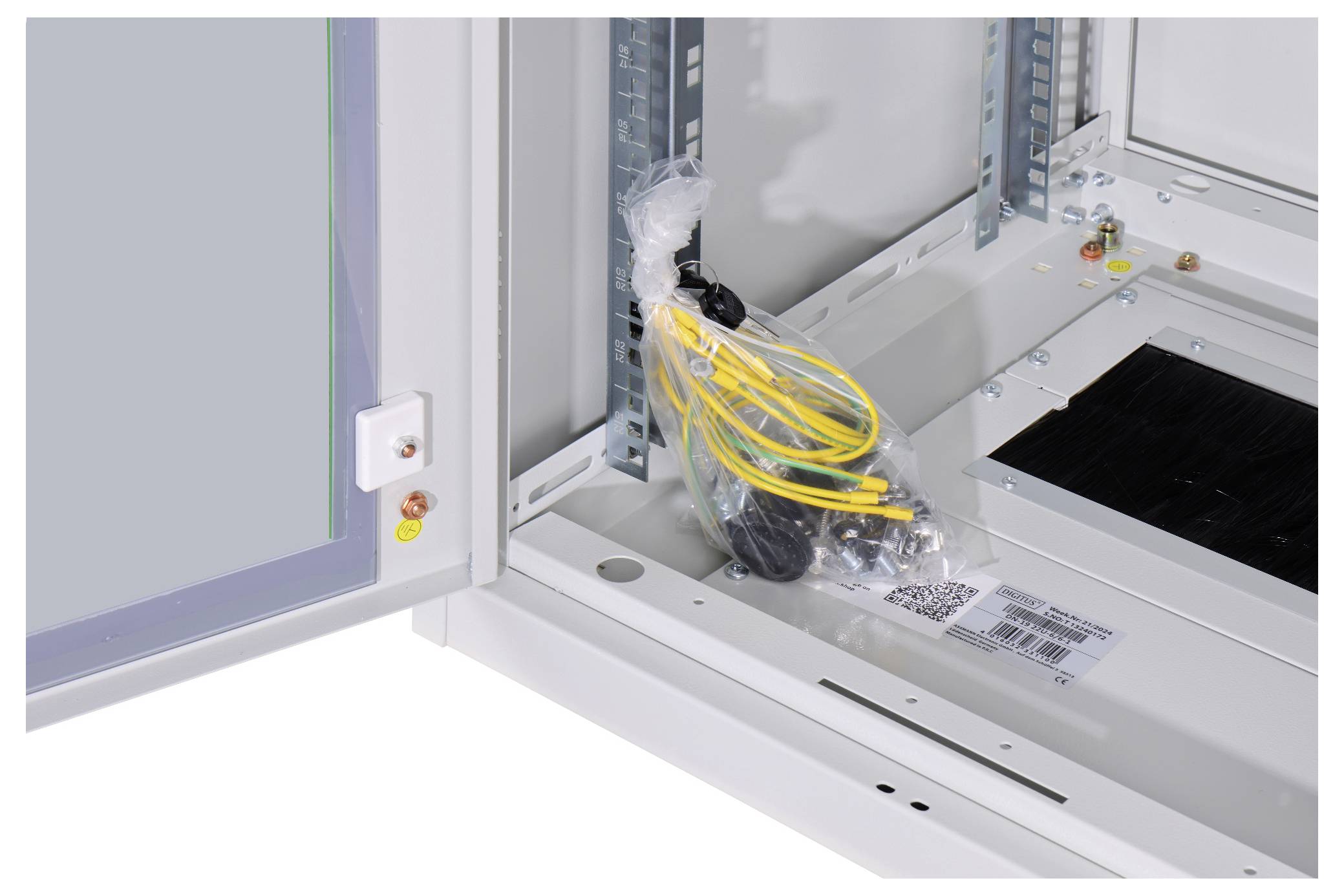 All'interno del quadro elettrico, a destra si trova un sacchetto con cavi. A sinistra sono visibili guide di montaggio. Non sono installati dispositivi.