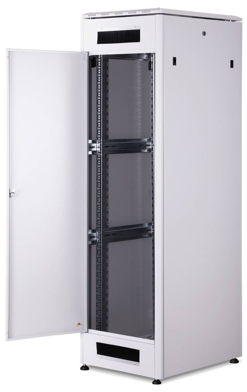 Un armadio rack aperto con diversi vani vuoti, ideale per ospitare attrezzature di rete.