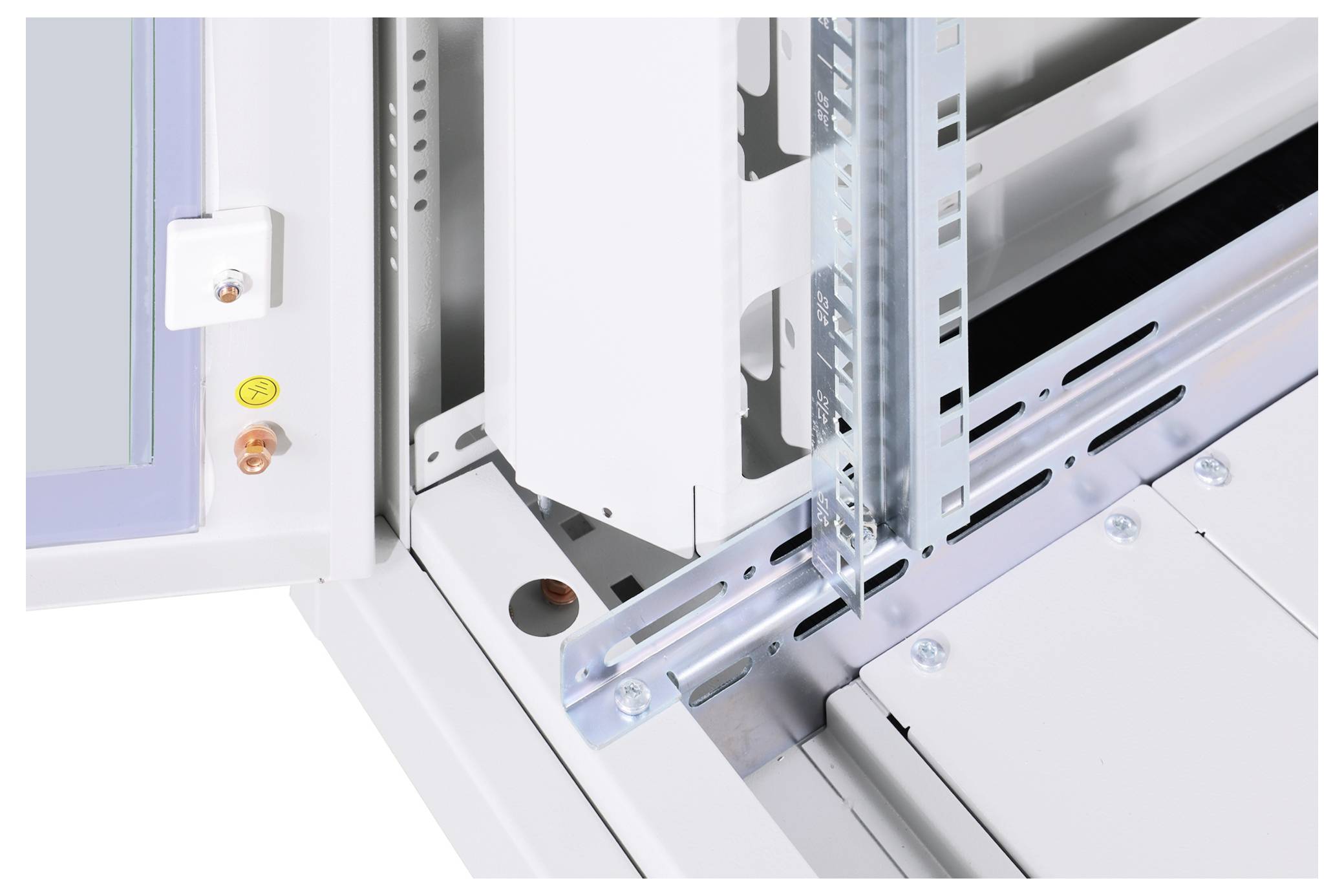 Un dettaglio tecnico di un quadro elettrico viene mostrato, con guide e elementi di connessione meccanici.