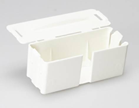 Scatola di plastica bianca, rettangolare, con coperchio aperto e due scompartimenti interni. Sembra un contenitore per piccoli oggetti.