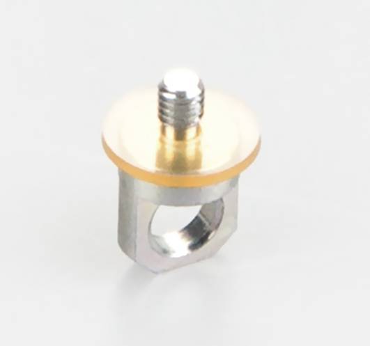 Un adattatore metallico con filettatura, adatto per fissaggi di fotocamere, su sfondo bianco.