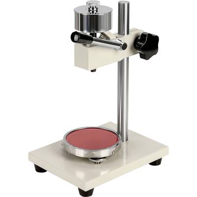 Un microscopio da laboratorio con un vetrino rosso, elementi di regolazione argentati e neri su una base stabile.