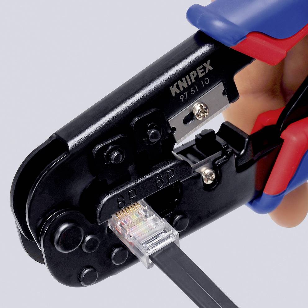 Un cavo viene lavorato con una pinza crimpatrice. Si vede un connettore RJ45 fissato nella pinza.