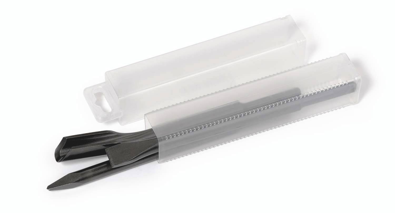 Una punta di scalpello nera e una punta da trapano sono disposte in un imballaggio di plastica trasparente.