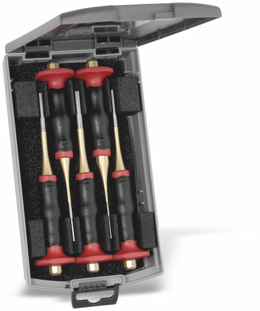 Quattro cacciaviti con manici neri e accenti rossi in un astuccio grigio aperto con imbottitura in schiuma.