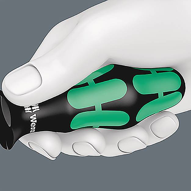 Una mano che impugna un cacciavite ergonomico nero e verde con un design di impugnatura unico.