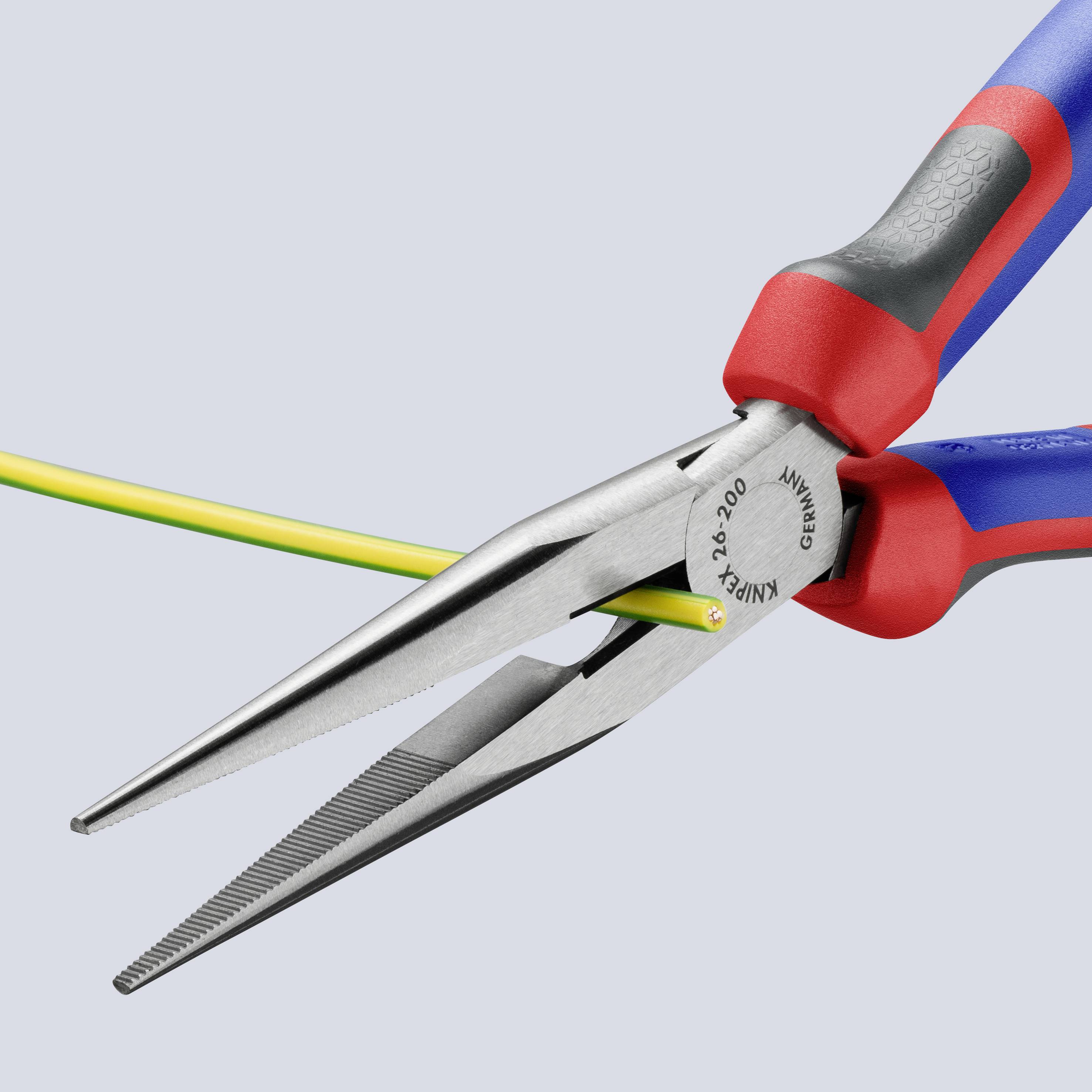 Pinza a punte con impugnatura rossa e blu che tiene un cavo giallo e verde. Ideale per lavori elettrici precisi.