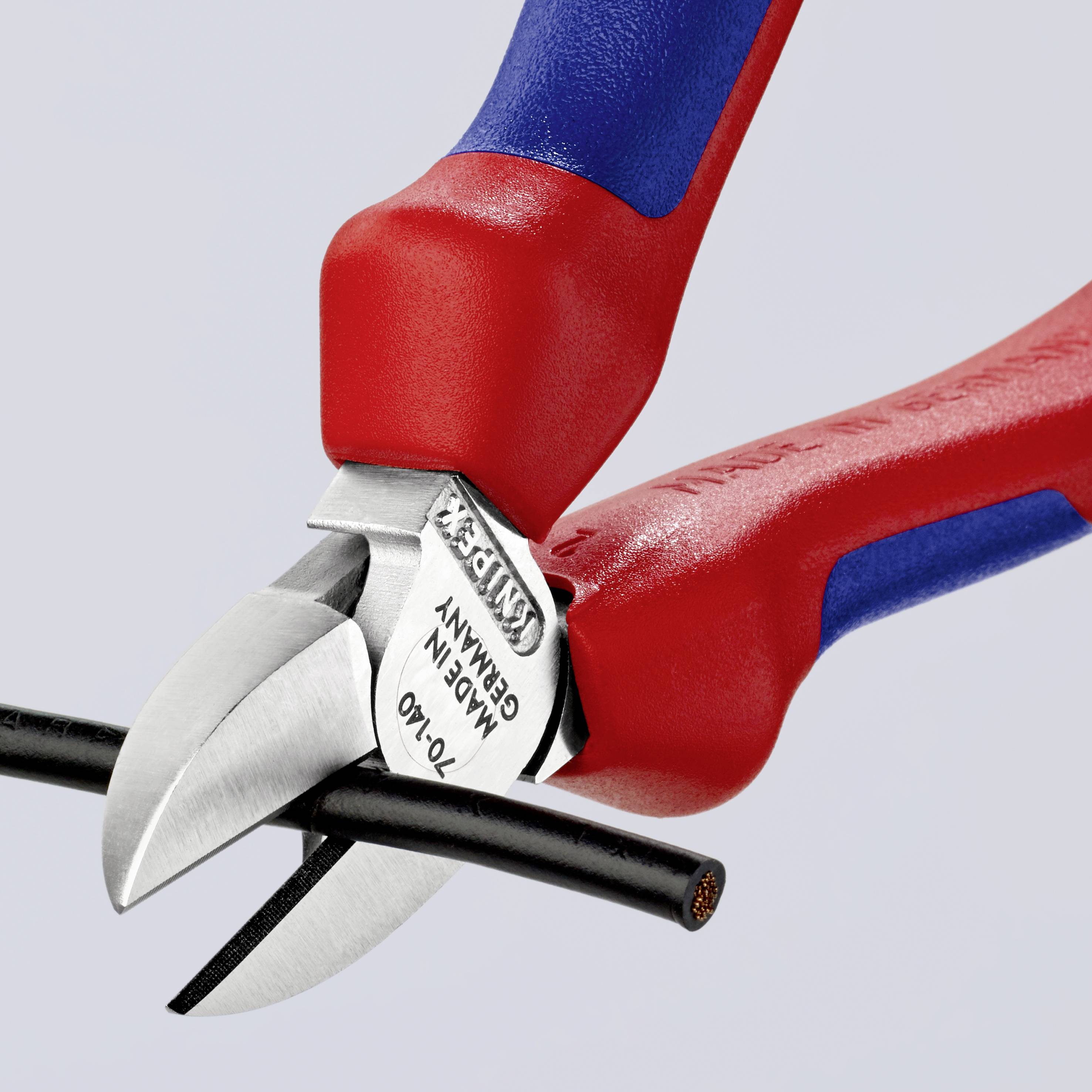 Una pinza rossa e blu taglia un cavo nero. La lama reca un'iscrizione.
