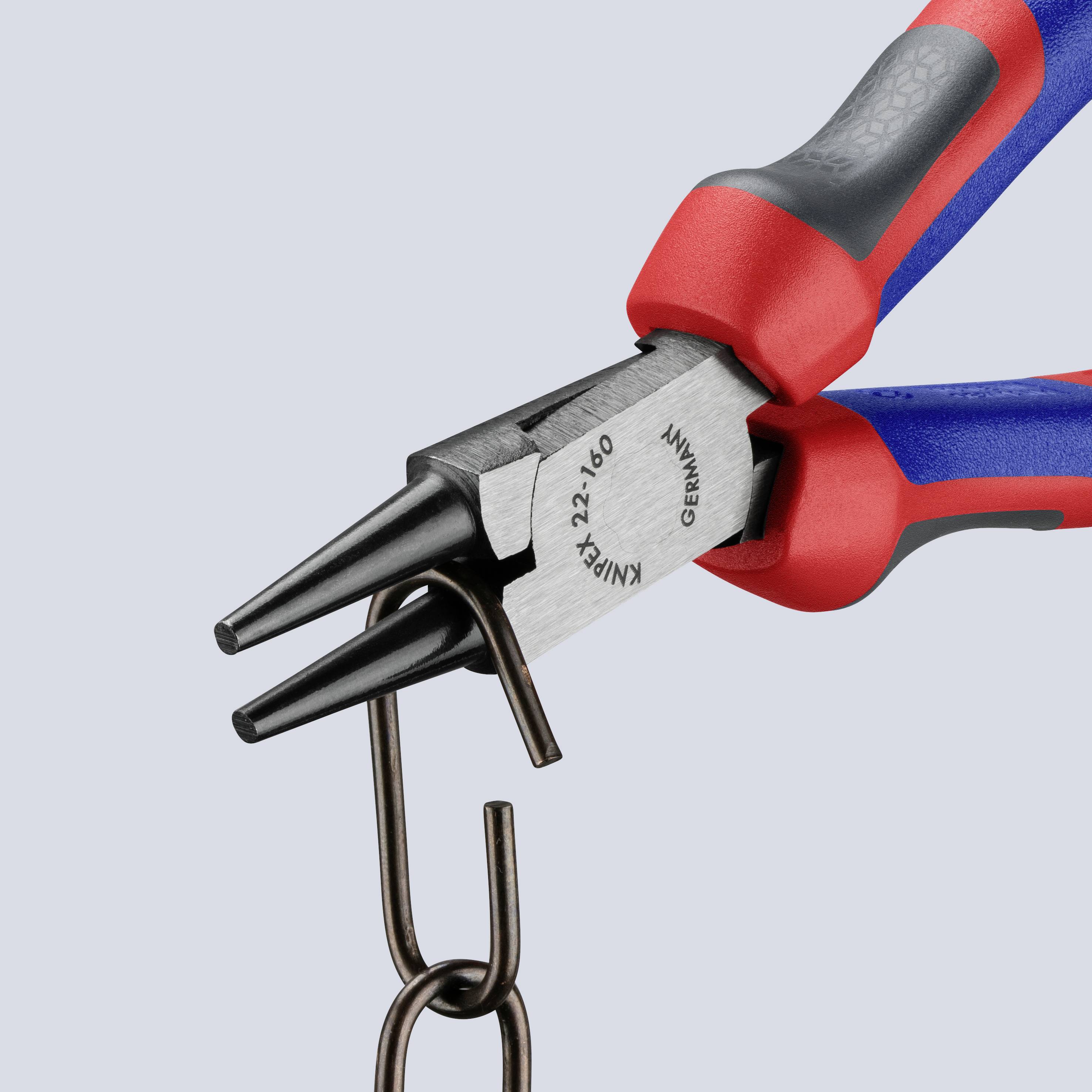 Una pinza rosso-blu piega un anello metallico in una forma circolare. Sulla pinza è riportata l'iscrizione: "22-160 Knipex Germany".