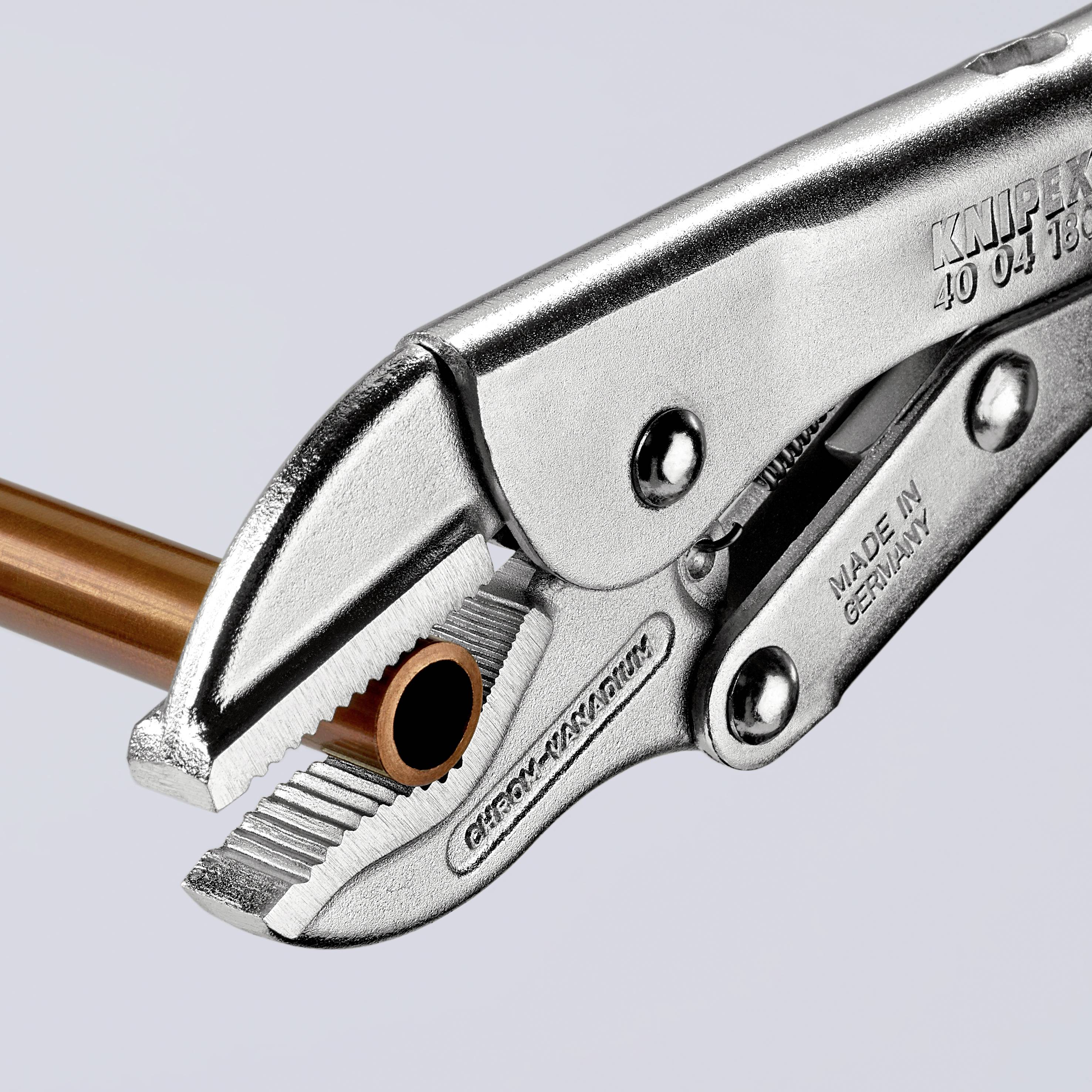 Un'pinza regolabile argentata stringe un tubo di rame. Sullo sfondo, la pinza è posizionata in modo da mostrare l'incisione 'Made in Germany' sul lato.
