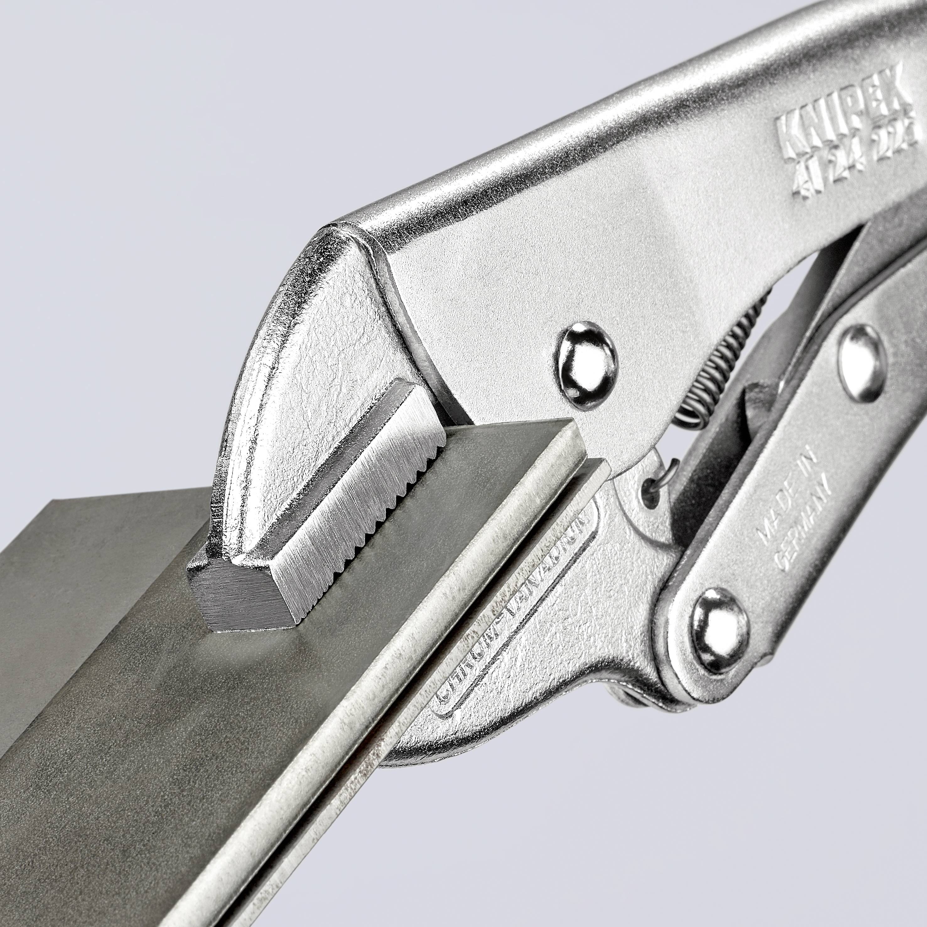 Pinza metallica aperta su uno sfondo grigio piatto, pronta ad afferrare un pezzo di metallo sottile.