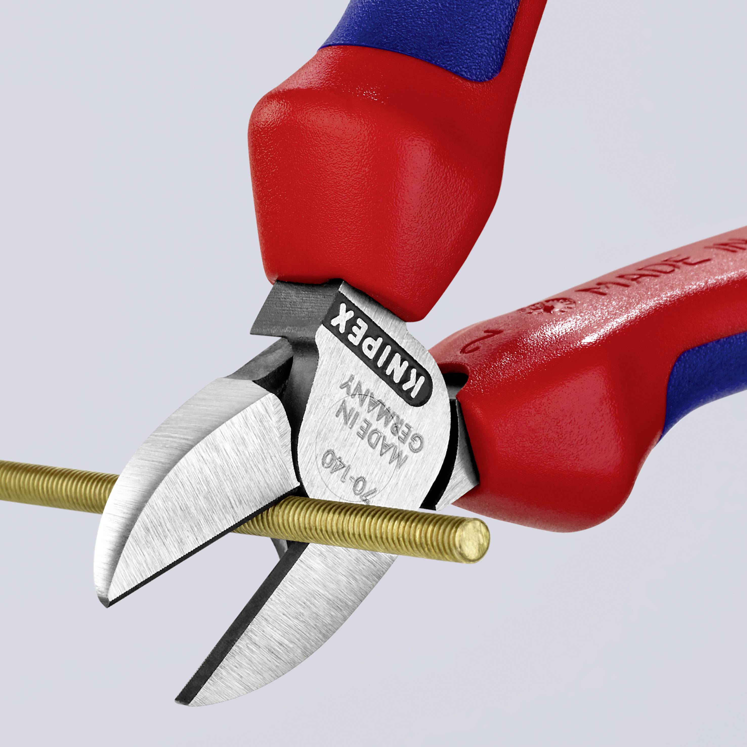 Una pinza tronchese rossa e blu taglia un filo dorato. Sulla lama è inciso 'Knipex Made in Germany'.