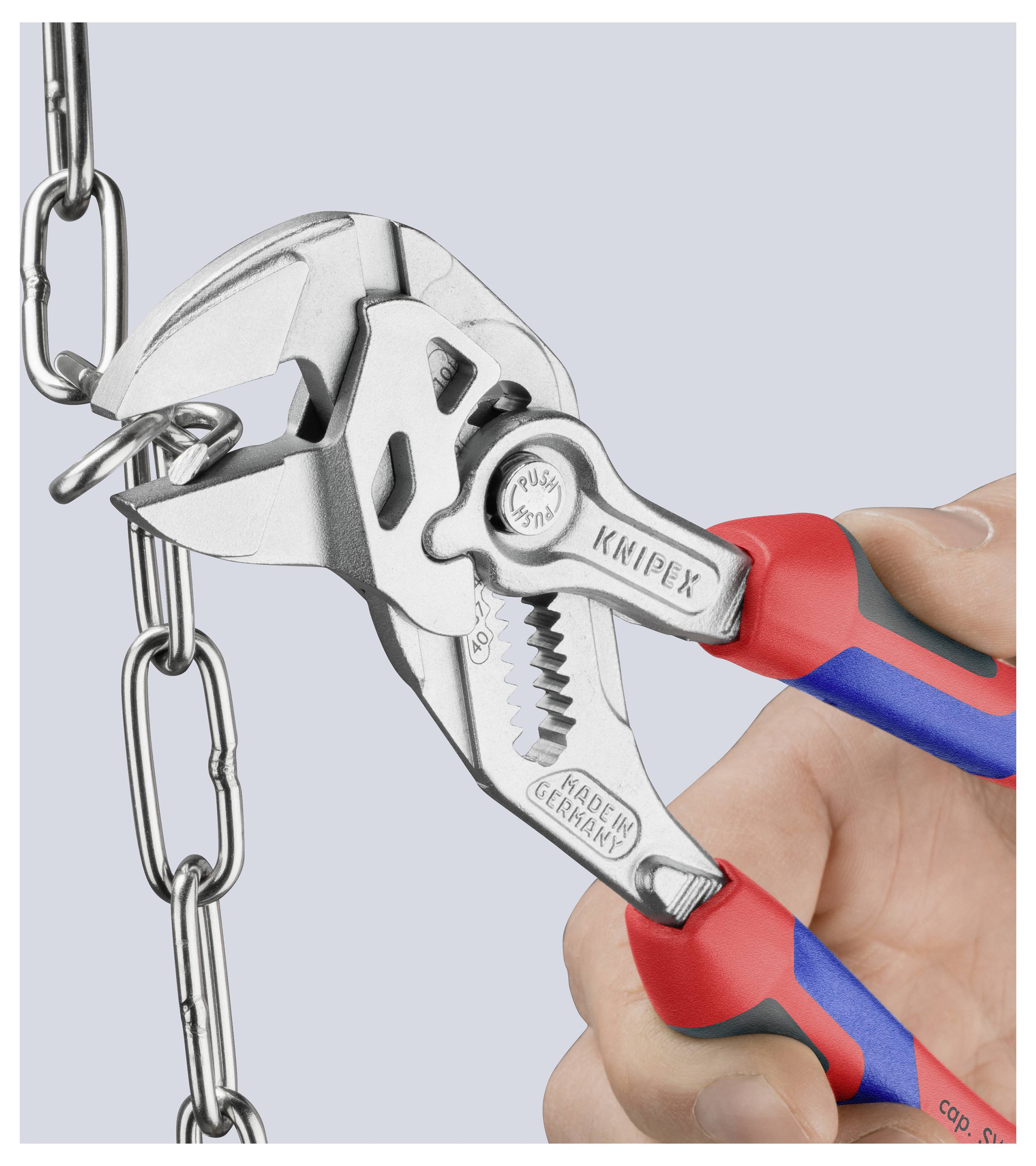 Una persona utilizza pinze regolabili per afferrare una catena di metallo, dimostrando la versatilità dello strumento e la sua capacità di presa.