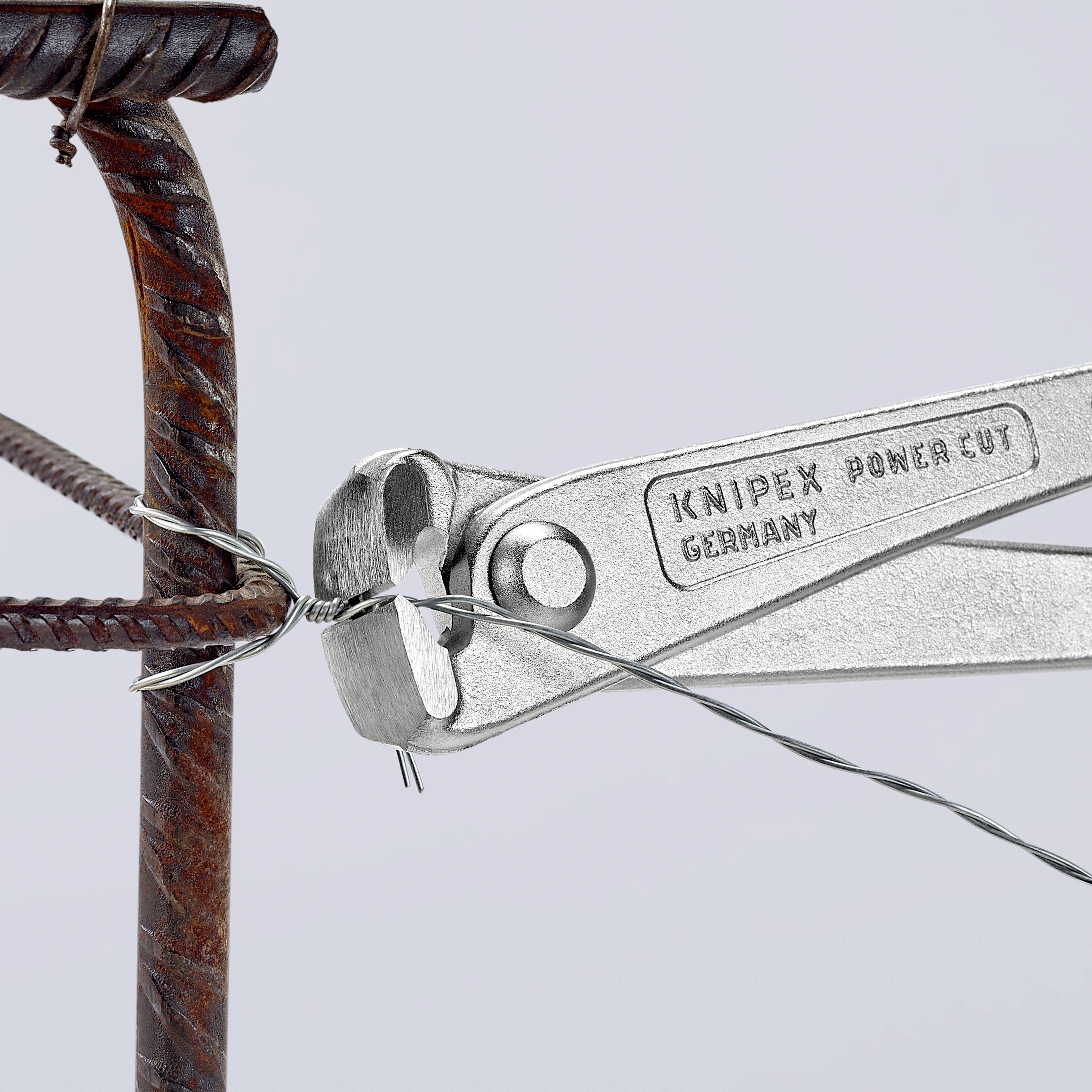 Tronchese taglia un filo avvolto intorno a una barra metallica. Utensile con scritto 'Knipex Power Cut Germany'.