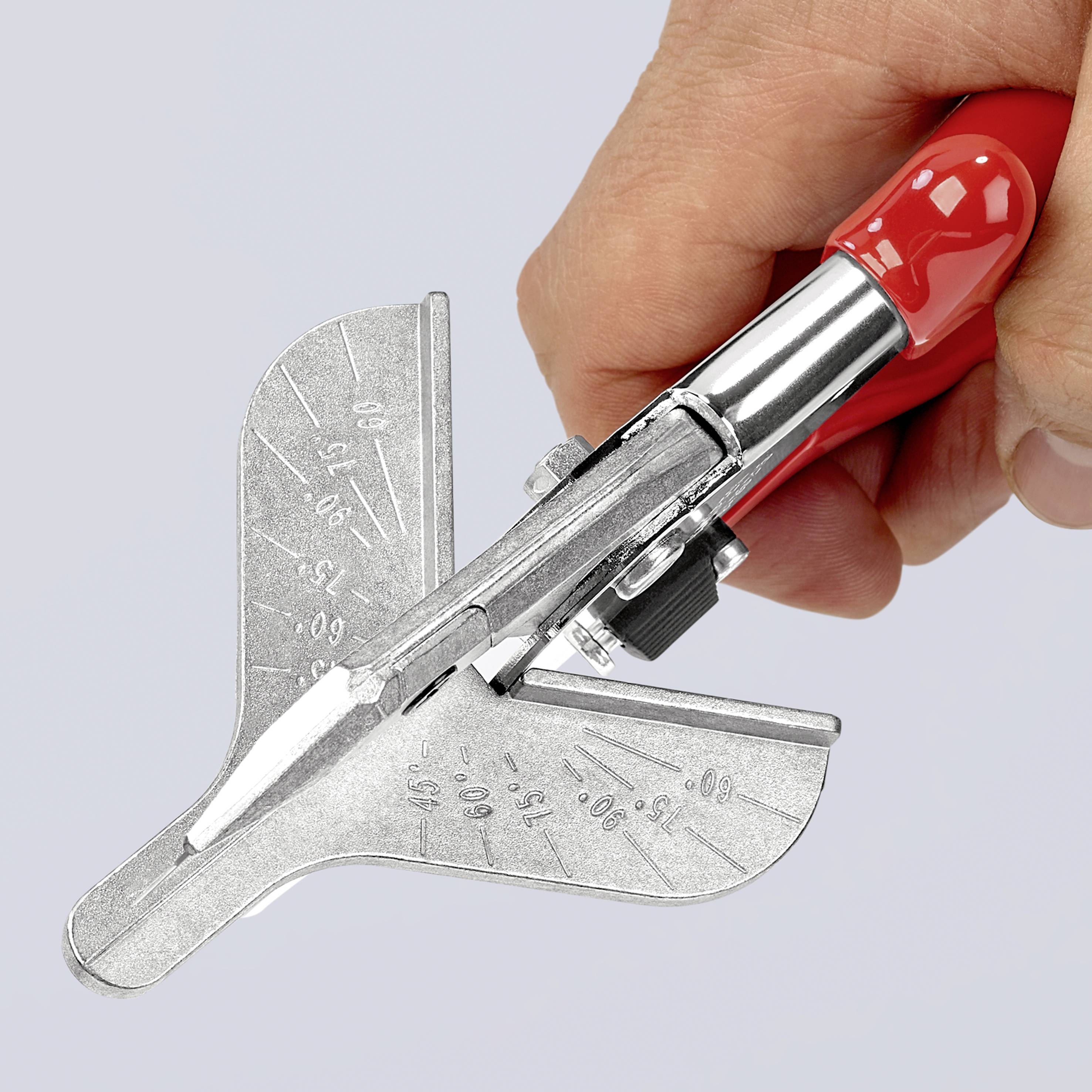 Una mano tiene un tagliatore rosso con testa in acciaio, adatto al taglio di lamiere metalliche in forme sinuose.