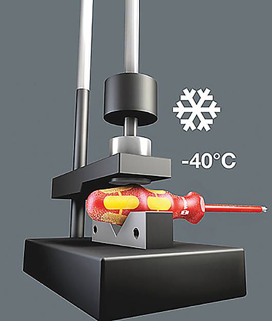 Test del dispositivo su materiale a -40°C, che mostra la resistenza all'impatto a freddo con simbolo di temperatura e cacciavite in fase di analisi.