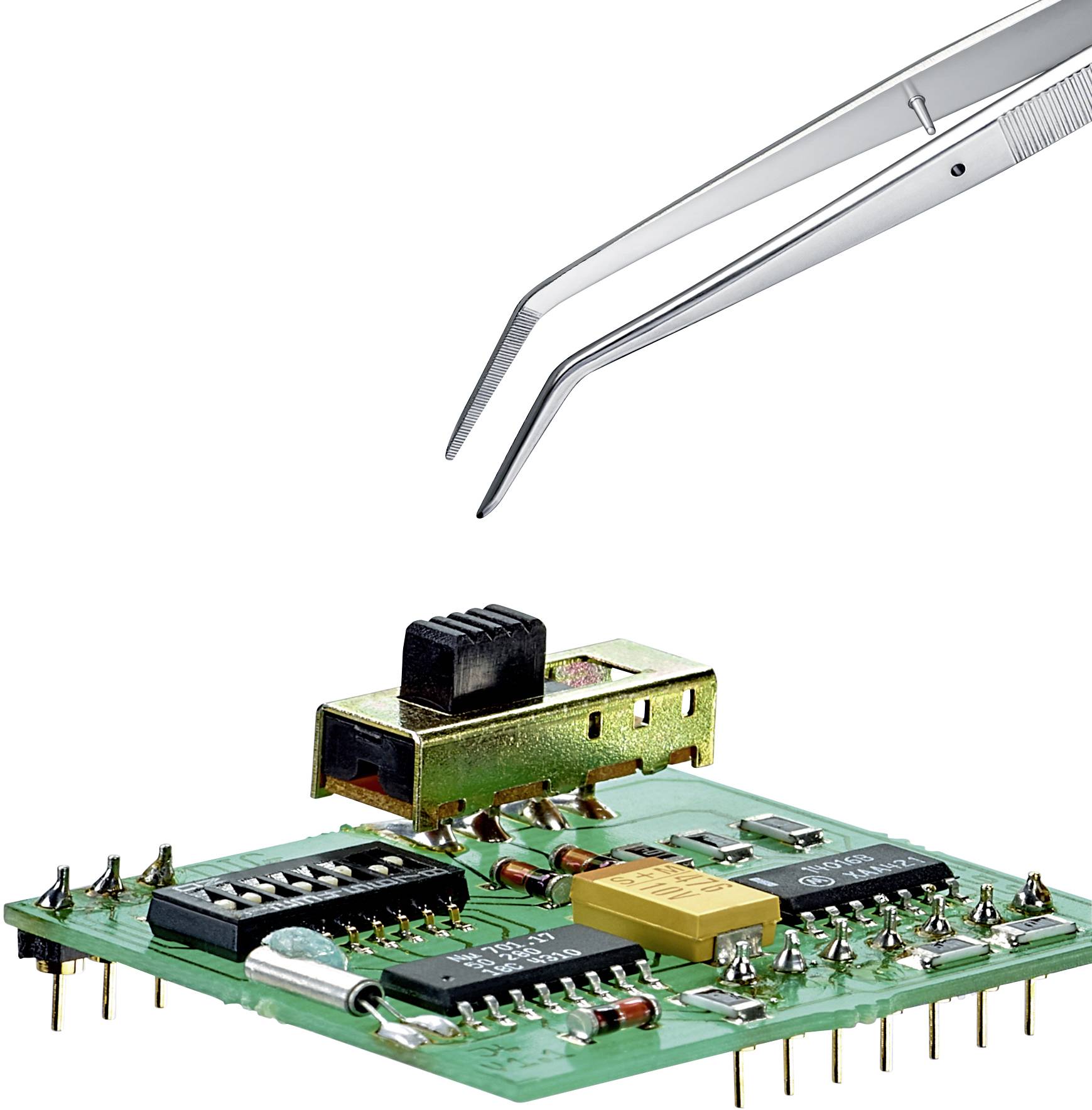 Una scheda verde con circuiti integrati e una porta Ethernet, con una pinzetta che posiziona un componente sopra di essa.